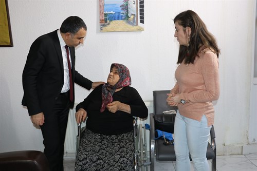 Kaymakam Adem Çelik Berat Kandilinde Eğirdir Huzurevini Ziyaret Etti