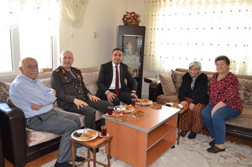  Kaymakamımız Sayın Adem Çelik ile Garnizon Komutanı Tuğgeneral Ahmet Aşık Şehit ve Gazi Ailelerine Bayram Ziyareti