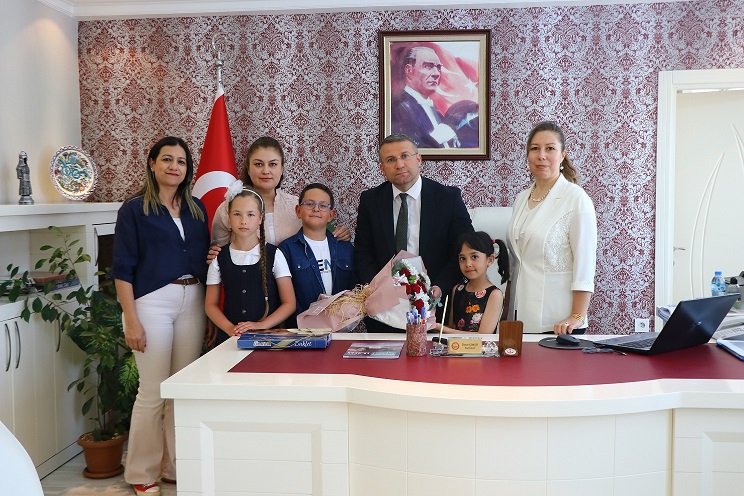 Çocuklar, 23 Nisan Münasebetiyle Kaymakamımız Ömer ÇİMŞİT'i Makamında Ziyaret Etti